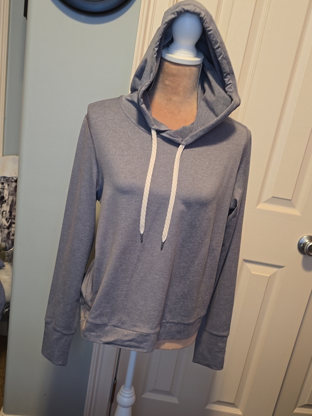 VUORI Size MediumWomen's Heather Gray Hooded Pullover Sweatshirt with Drawstring